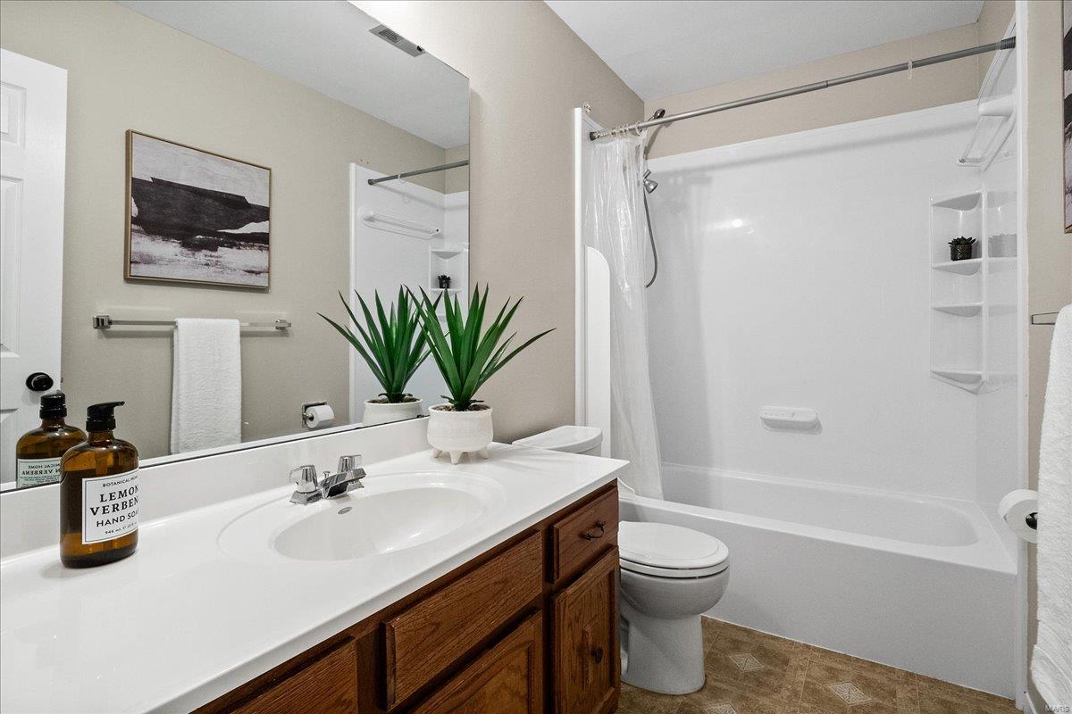 Ballwin, Missouri 63021, United States, 5 Bedrooms Bedrooms, ,3 BathroomsBathrooms,Residential,Pending,77619