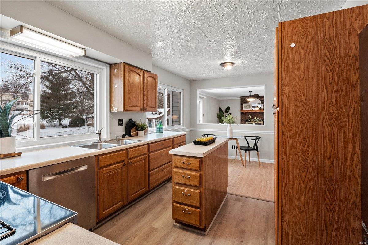 Ballwin, Missouri 63021, United States, 5 Bedrooms Bedrooms, ,3 BathroomsBathrooms,Residential,Pending,77619