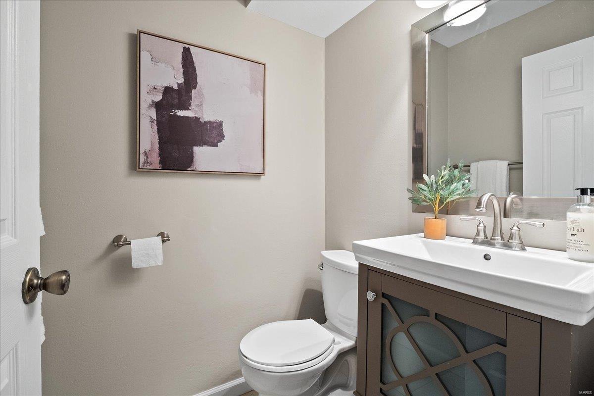 Ballwin, Missouri 63021, United States, 5 Bedrooms Bedrooms, ,3 BathroomsBathrooms,Residential,Pending,77619