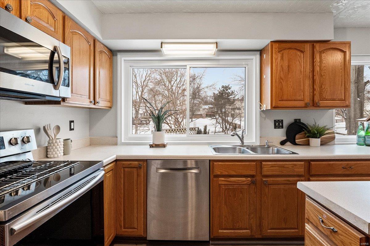 Ballwin, Missouri 63021, United States, 5 Bedrooms Bedrooms, ,3 BathroomsBathrooms,Residential,Pending,77619