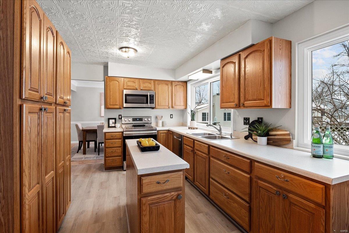 Ballwin, Missouri 63021, United States, 5 Bedrooms Bedrooms, ,3 BathroomsBathrooms,Residential,Pending,77619