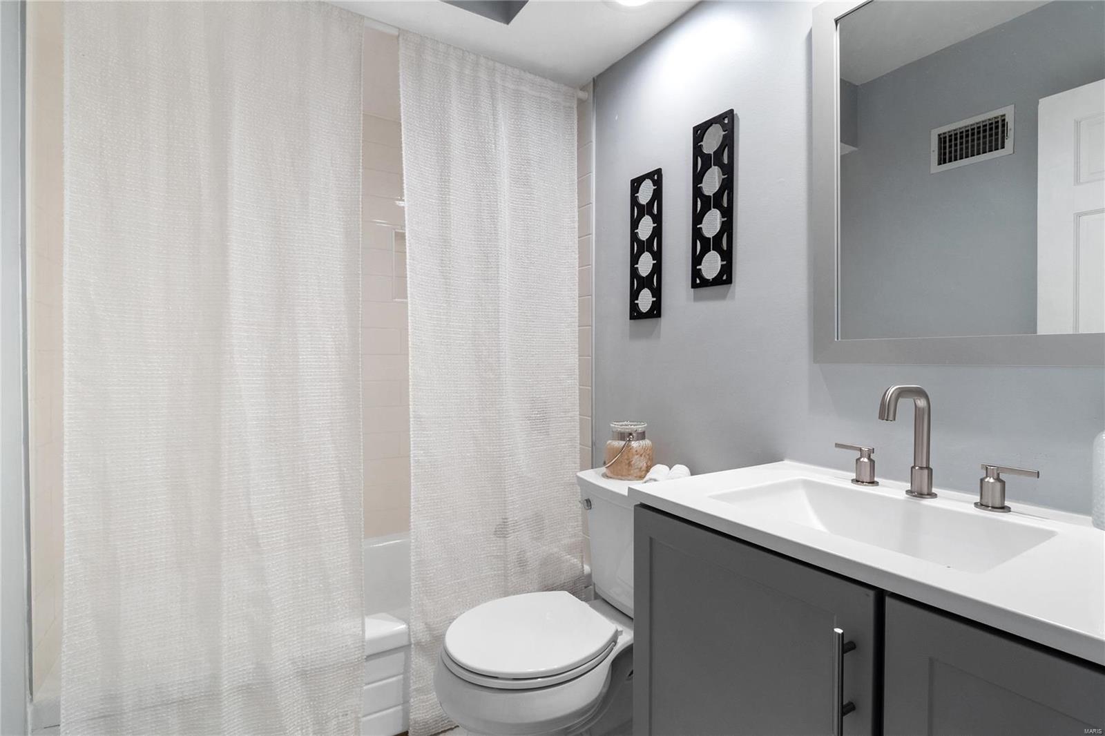 St Louis, Missouri 63130, United States, 4 Bedrooms Bedrooms, ,3 BathroomsBathrooms,Residential,Active,102620