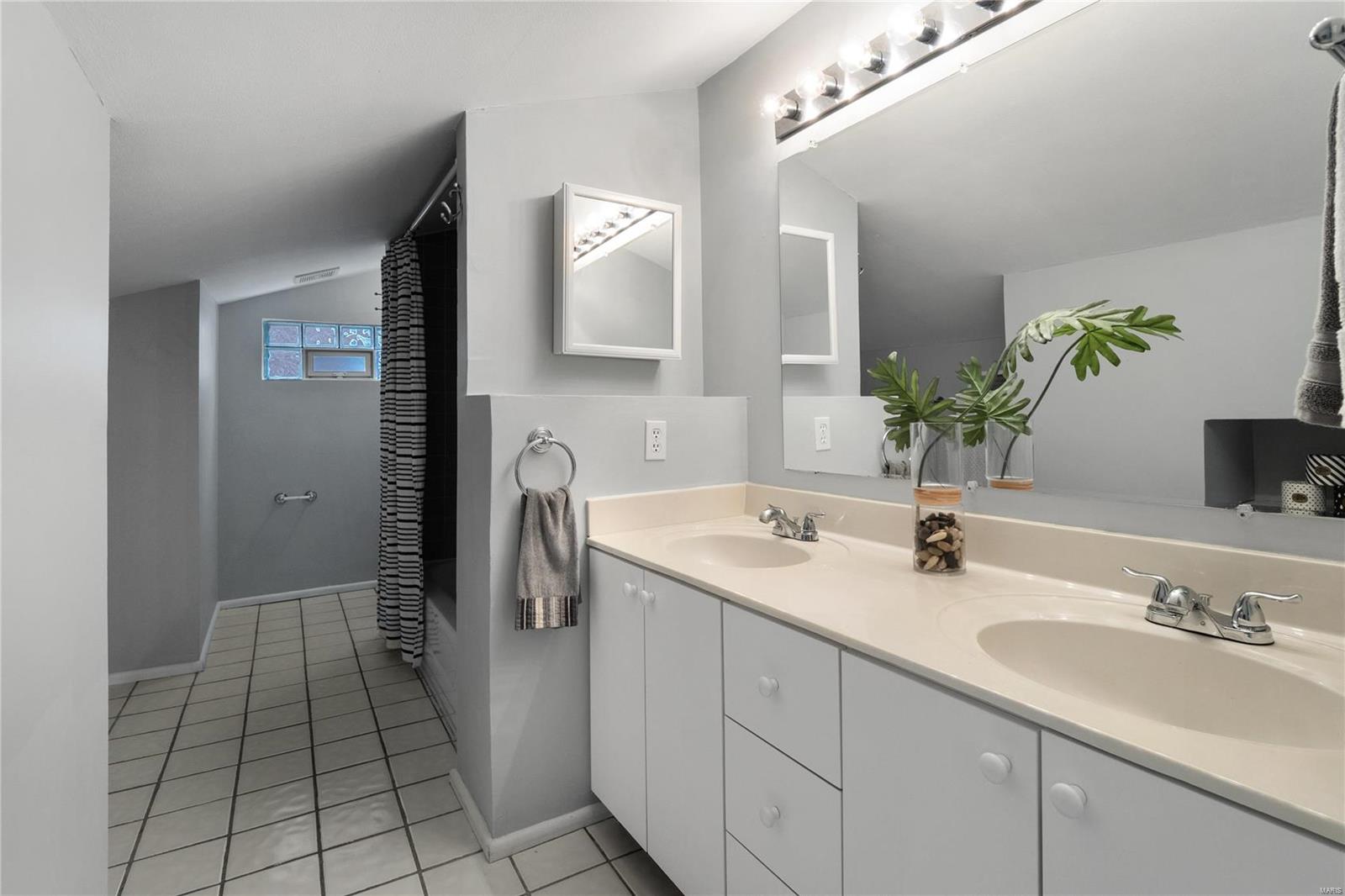 St Louis, Missouri 63130, United States, 4 Bedrooms Bedrooms, ,3 BathroomsBathrooms,Residential,Active,102620