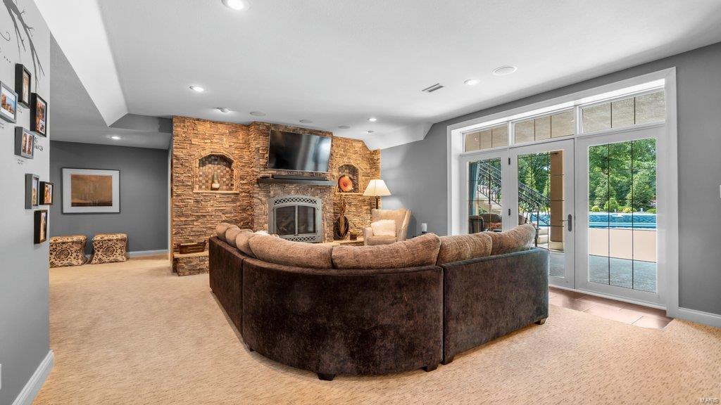 Windwood Lake Estate - Residential