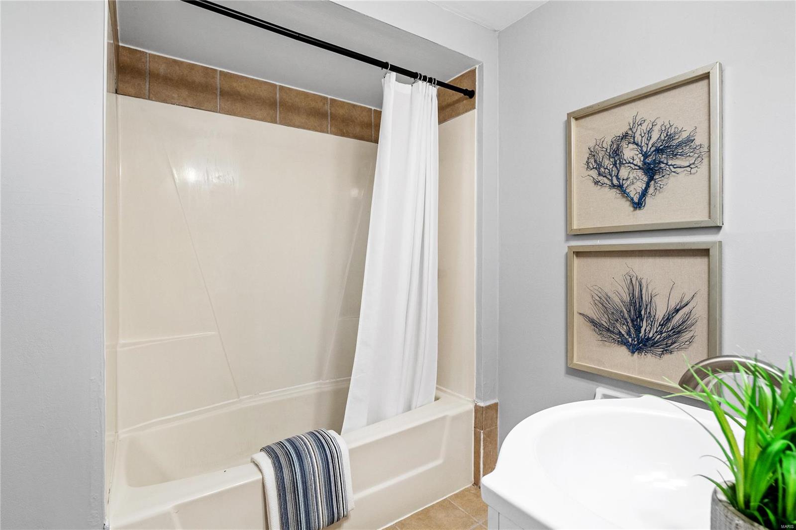 Ballwin, Missouri 63021, United States, 3 Bedrooms Bedrooms, ,2 BathroomsBathrooms,Residential,Pending,28173