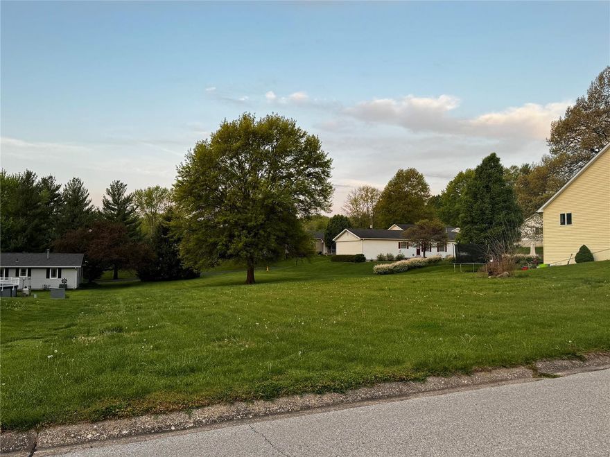 A nice level lot in sought-after neighborhood. Conveniently located near parks, schools, hospital, YMCA and shopping. There aren't many lots for new construction in Louisiana. Snap this up and build a lovely home. Additional Rooms: In Platted Subdv.