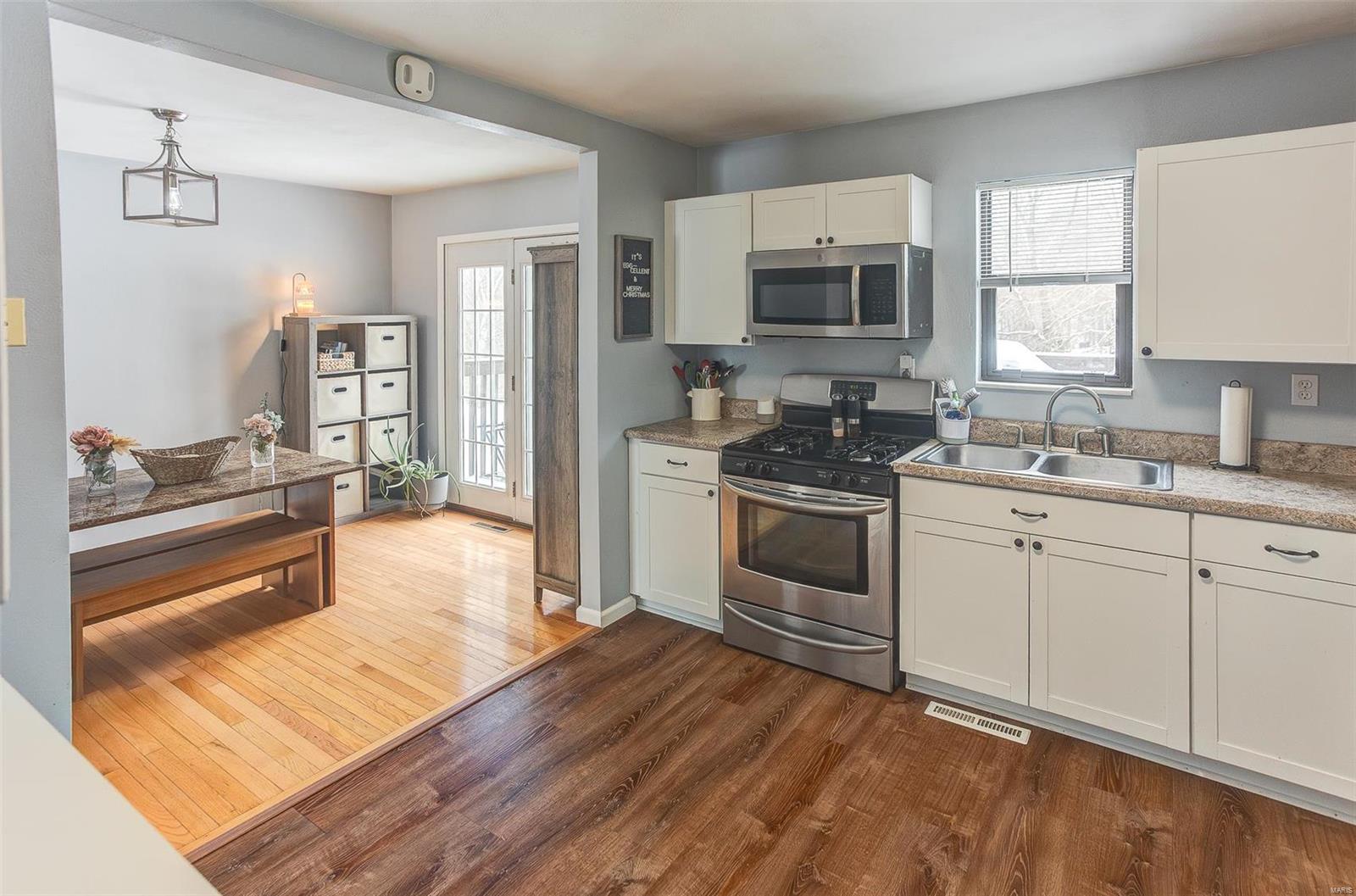 Collinsville, Illinois 62234, United States, 3 Bedrooms Bedrooms, ,1 BathroomBathrooms,Residential,Pending,1216