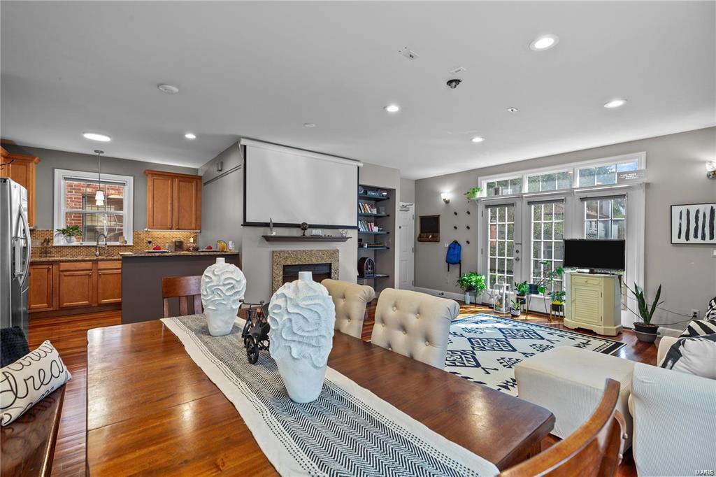 University City, Missouri 63130, United States, 2 Bedrooms Bedrooms, ,2 BathroomsBathrooms,Residential,Pending,16219