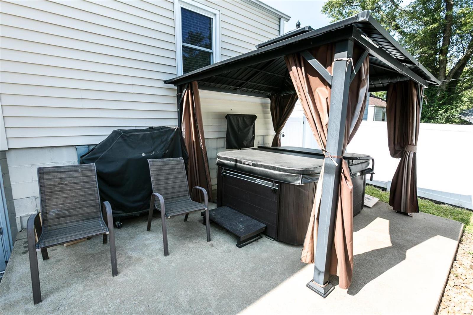 St Ann, Missouri 63074, United States, 3 Bedrooms Bedrooms, ,2 BathroomsBathrooms,Residential,Pending,44336