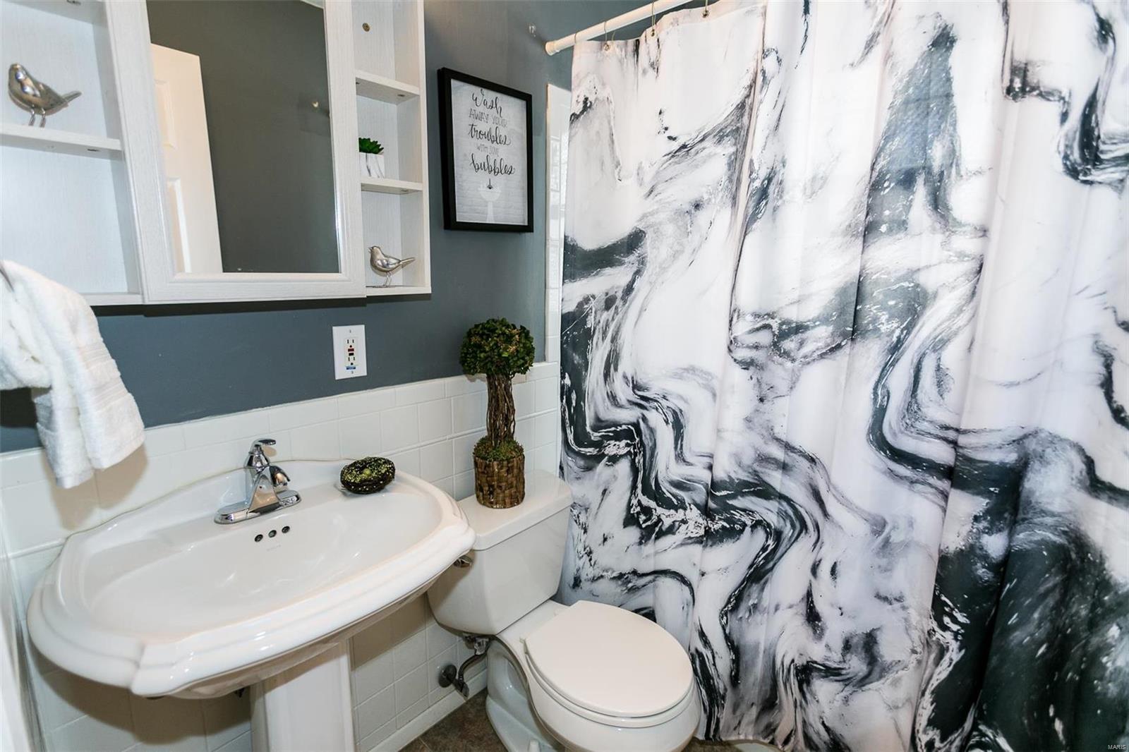 St Ann, Missouri 63074, United States, 3 Bedrooms Bedrooms, ,2 BathroomsBathrooms,Residential,Pending,44336