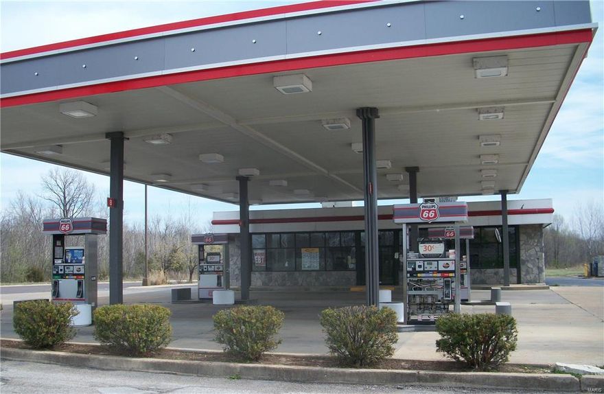 Commercial Property - High traffic area located with highway visibility.  Unlimited possibilities. Location: City, Corner Location, High Traffic, Hwy/Interstate Frntg