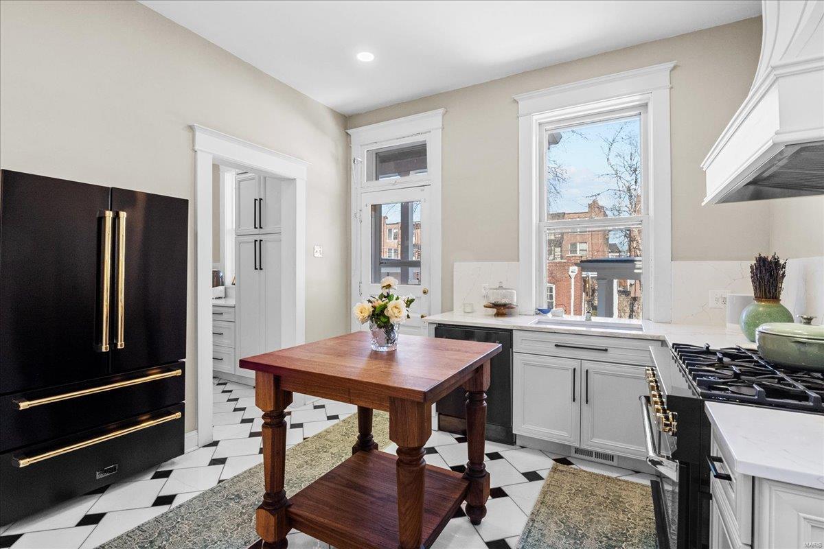 Shaws Flora Blvd - Residential