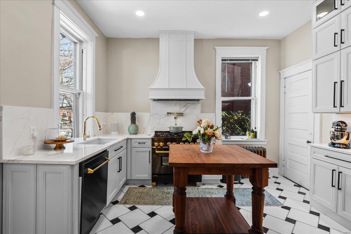 Shaws Flora Blvd - Residential