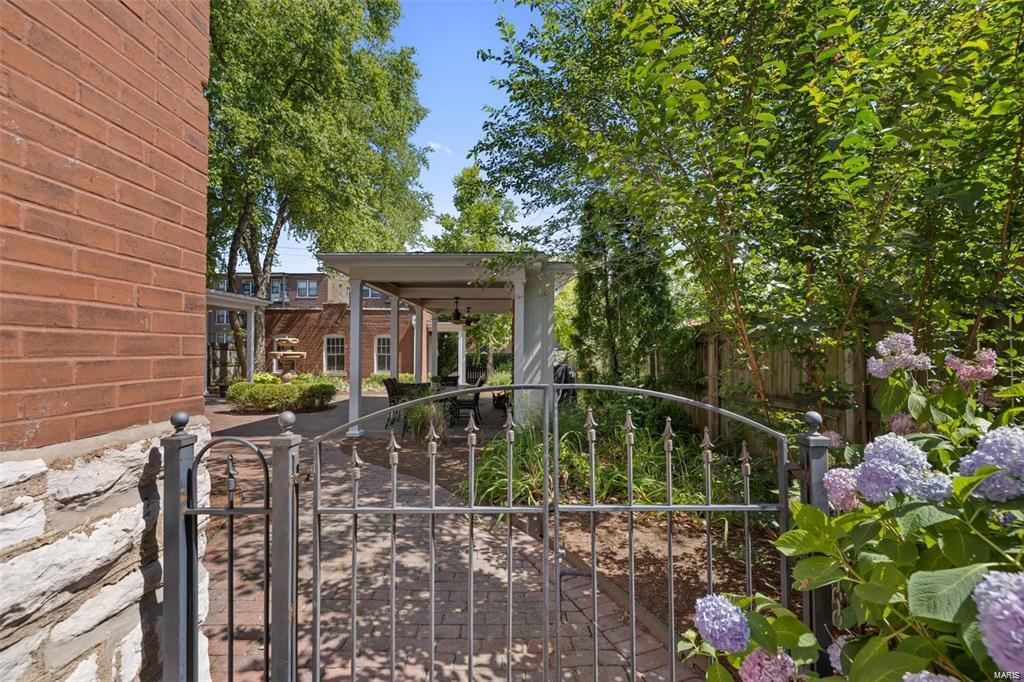 Shaws Flora Blvd - Residential