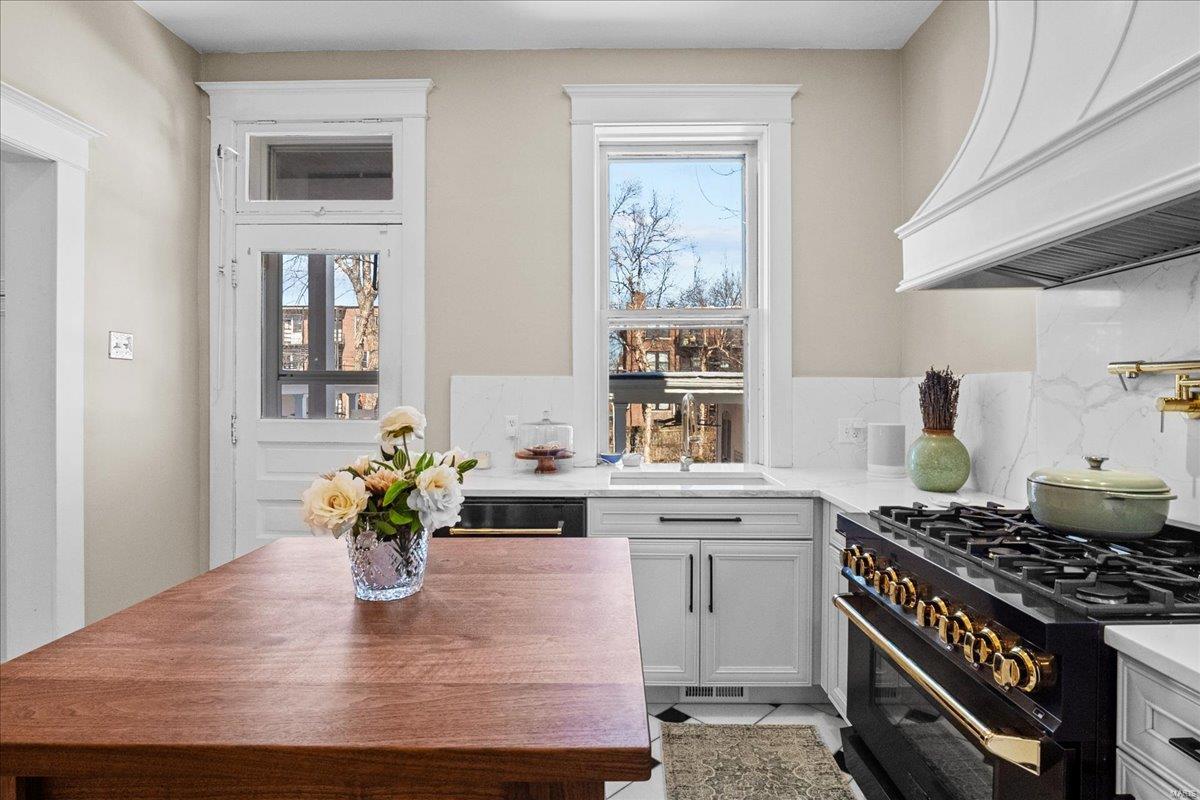 Shaws Flora Blvd - Residential