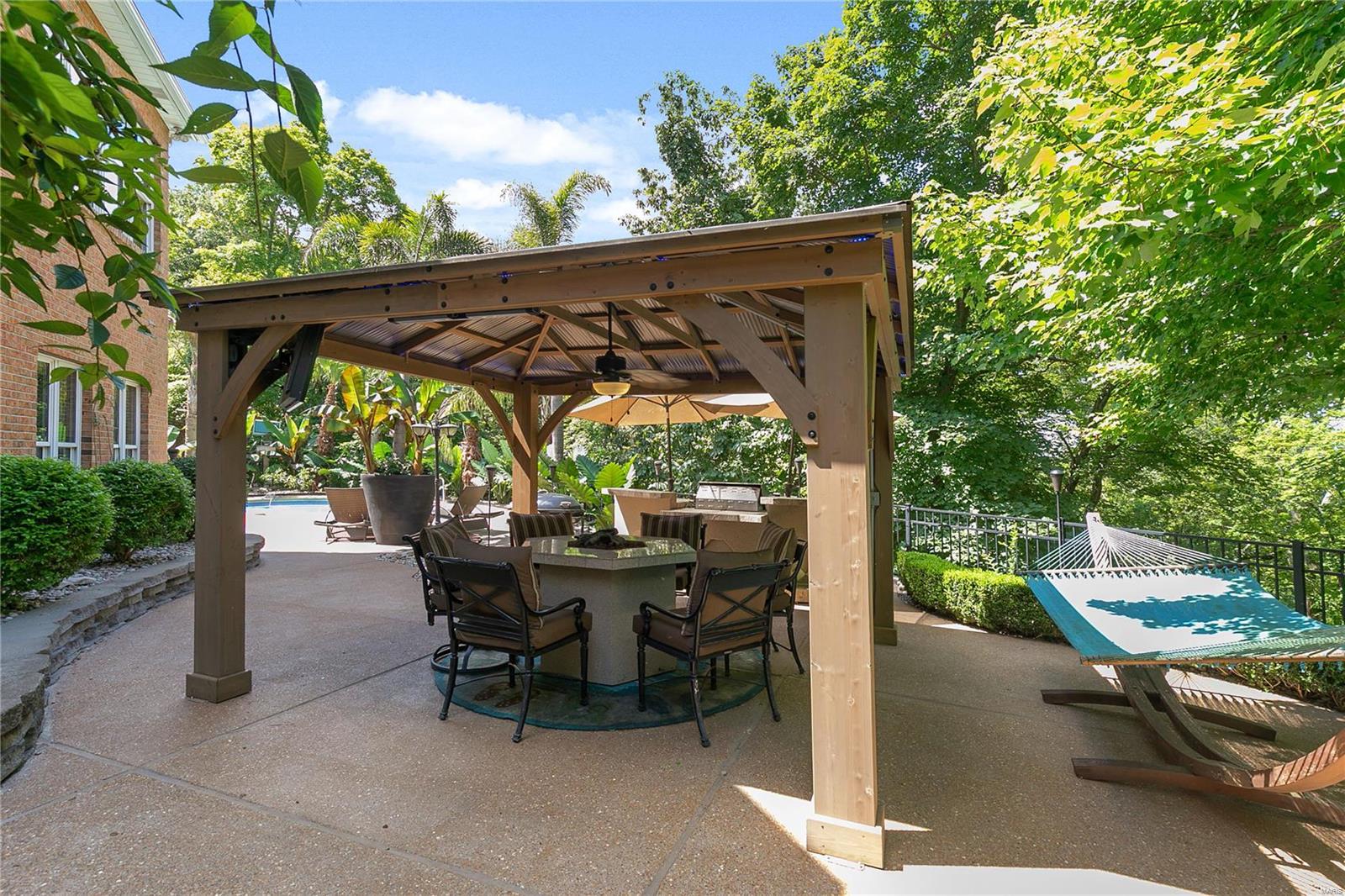 Carverview Manor - Residential