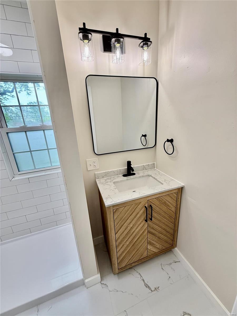 Wood River, Illinois 62095, United States, 4 Bedrooms Bedrooms, ,2 BathroomsBathrooms,Residential,Pending,123252