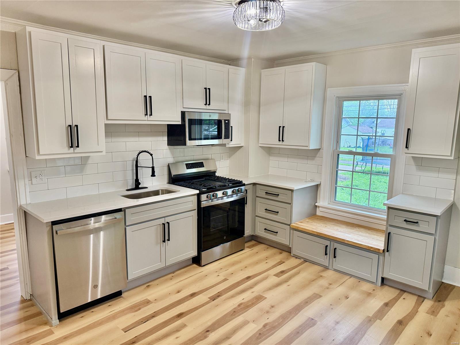 Wood River, Illinois 62095, United States, 4 Bedrooms Bedrooms, ,2 BathroomsBathrooms,Residential,Pending,123252