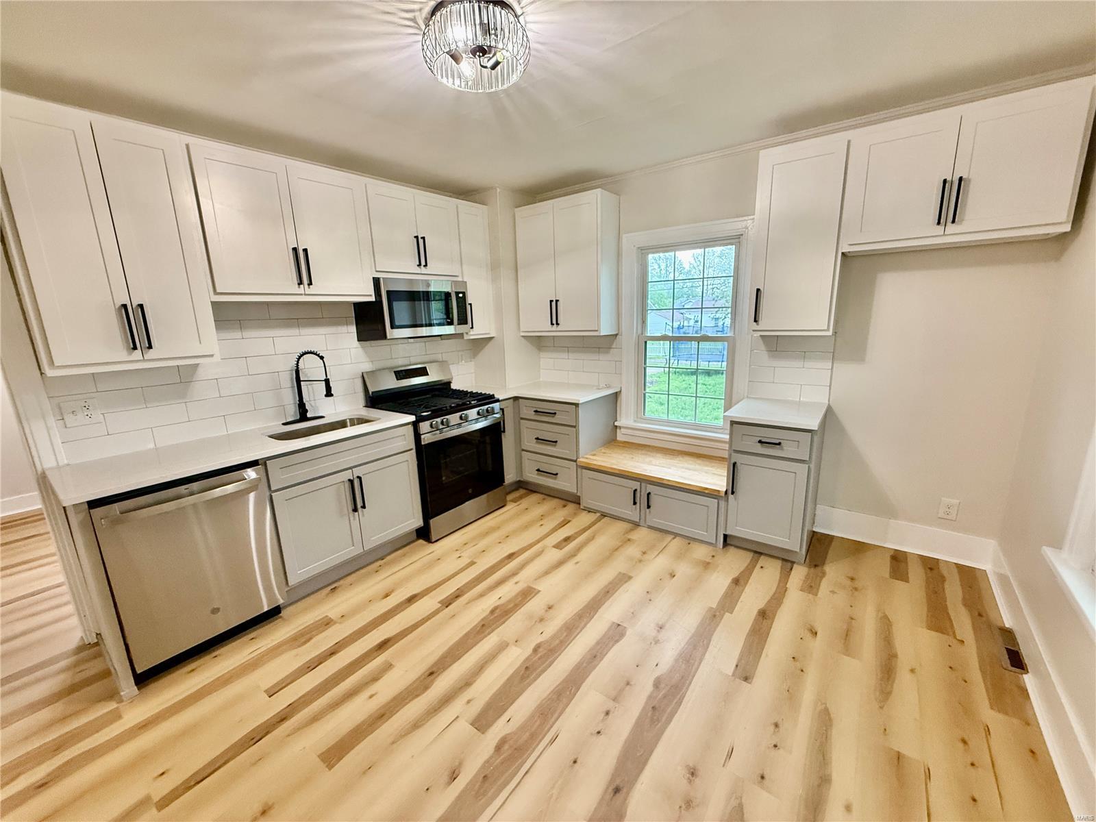 Wood River, Illinois 62095, United States, 4 Bedrooms Bedrooms, ,2 BathroomsBathrooms,Residential,Pending,123252