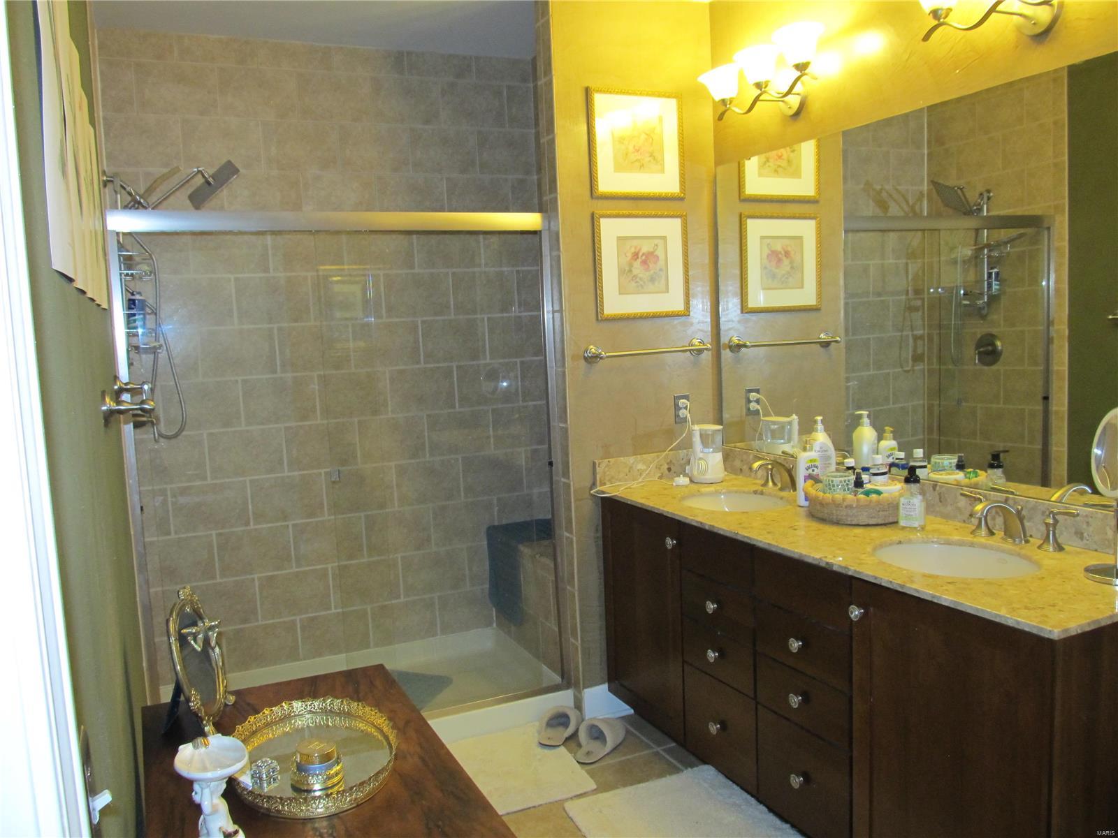 St Louis, Missouri 63104, United States, 2 Bedrooms Bedrooms, ,2 BathroomsBathrooms,Residential,Pending,99698