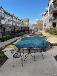 St Louis, Missouri 63104, United States, 2 Bedrooms Bedrooms, ,2 BathroomsBathrooms,Residential,Pending,99698