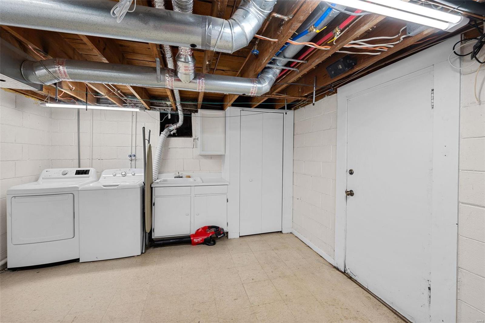 St Louis, Missouri 63117, United States, 2 Bedrooms Bedrooms, ,2 BathroomsBathrooms,Residential,Pending,5925