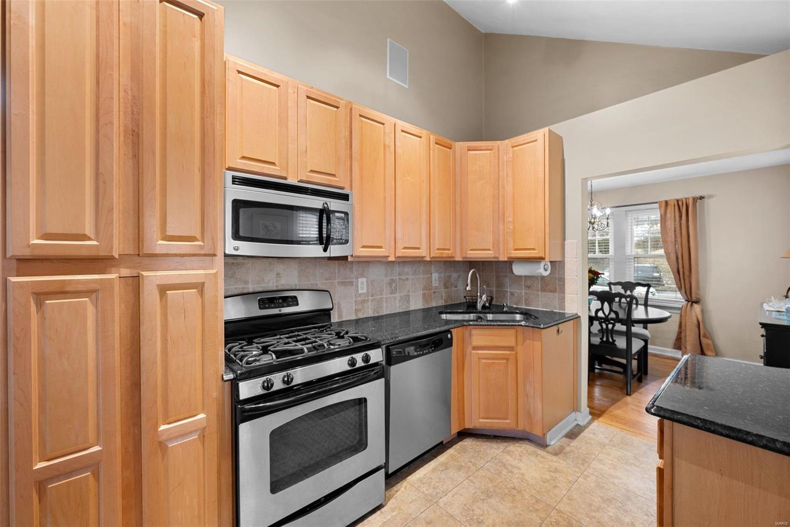 St Louis, Missouri 63117, United States, 2 Bedrooms Bedrooms, ,2 BathroomsBathrooms,Residential,Pending,5925