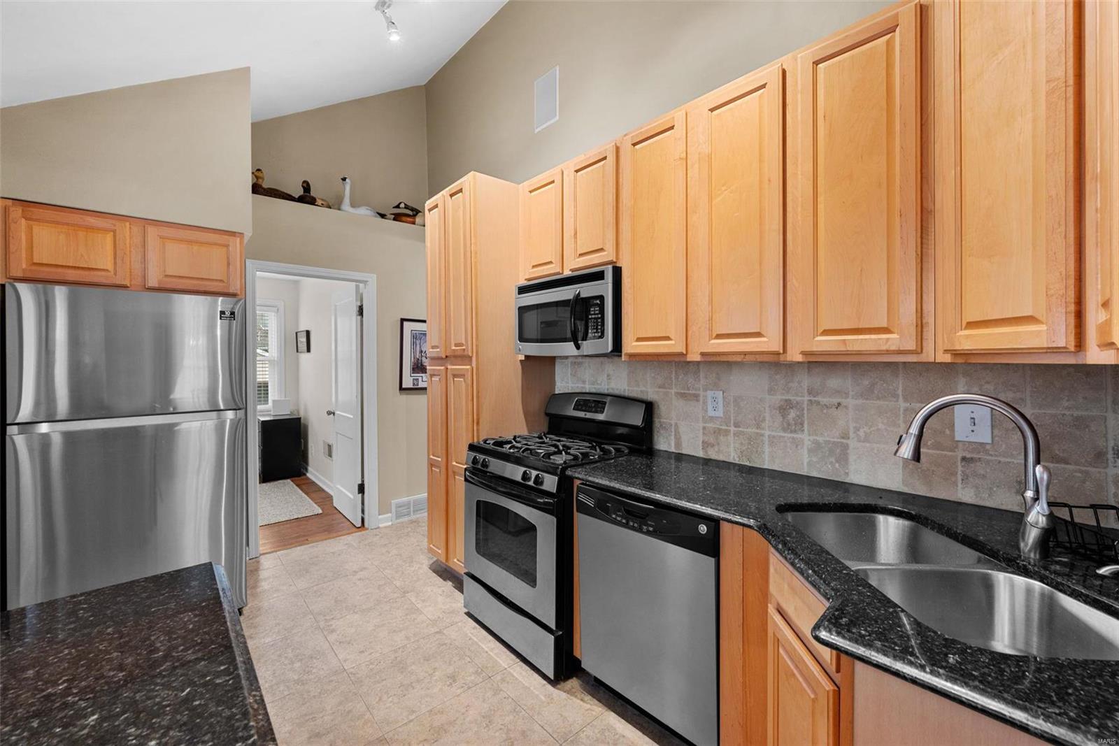 St Louis, Missouri 63117, United States, 2 Bedrooms Bedrooms, ,2 BathroomsBathrooms,Residential,Pending,5925