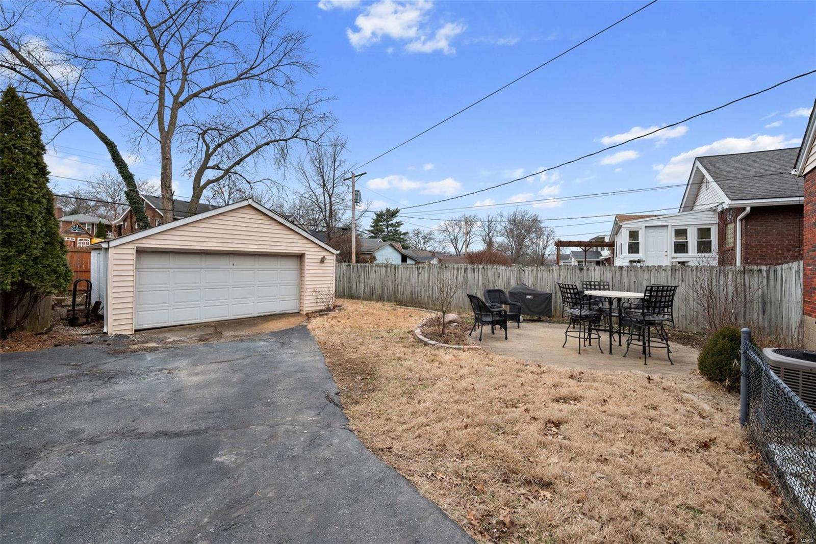 St Louis, Missouri 63117, United States, 2 Bedrooms Bedrooms, ,2 BathroomsBathrooms,Residential,Pending,5925