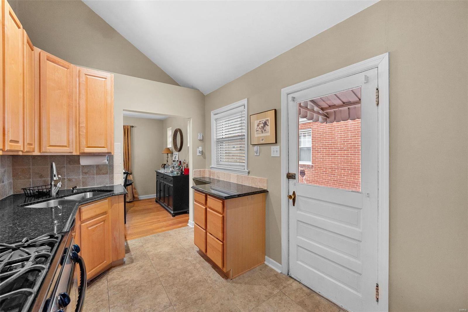 St Louis, Missouri 63117, United States, 2 Bedrooms Bedrooms, ,2 BathroomsBathrooms,Residential,Pending,5925