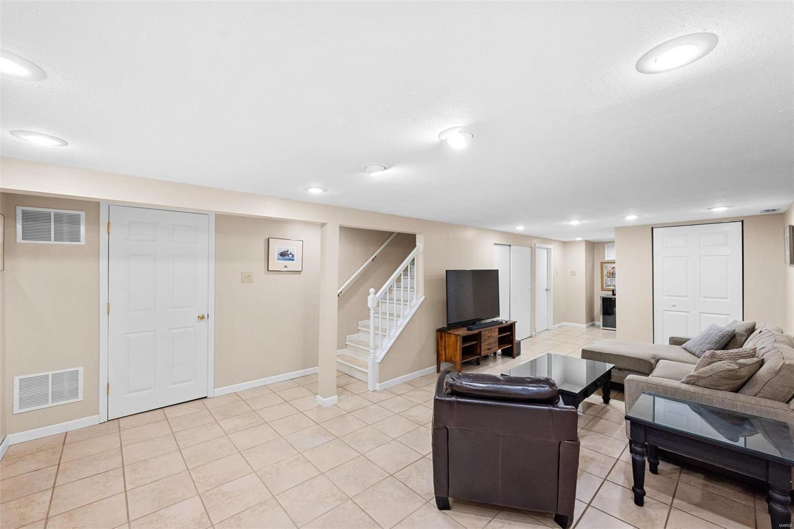 St Louis, Missouri 63117, United States, 2 Bedrooms Bedrooms, ,2 BathroomsBathrooms,Residential,Pending,5925