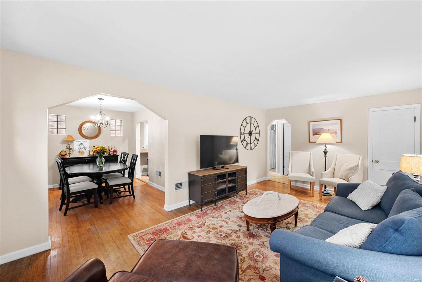 St Louis, Missouri 63117, United States, 2 Bedrooms Bedrooms, ,2 BathroomsBathrooms,Residential,Pending,5925