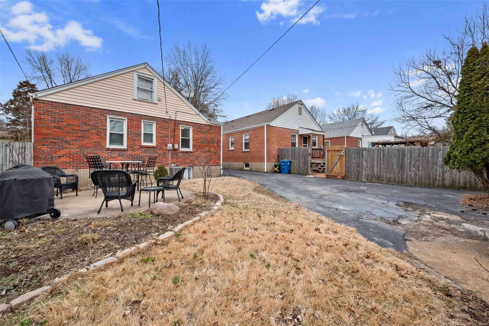 St Louis, Missouri 63117, United States, 2 Bedrooms Bedrooms, ,2 BathroomsBathrooms,Residential,Pending,5925