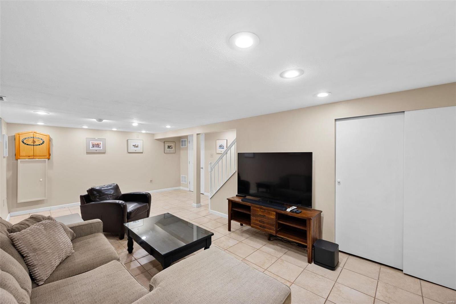 St Louis, Missouri 63117, United States, 2 Bedrooms Bedrooms, ,2 BathroomsBathrooms,Residential,Pending,5925