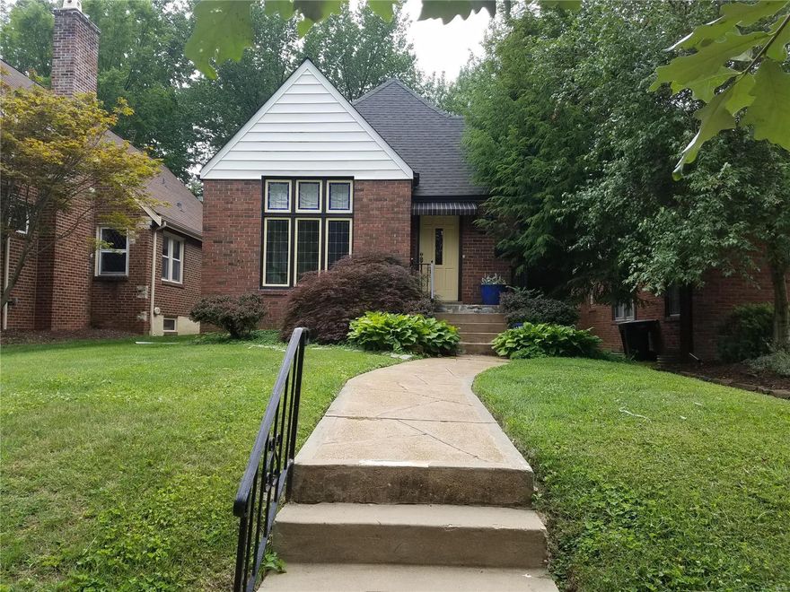 Location, location, location! This property is in the heat of U. City, and within walking distance to shops, restaurants, and nightlight.  Both the Delmar Loop and Clayton are just blocks away!  This cute 2-bed/1-bath home has been tastefully updated! Wood floors, cathedral ceilings, new kitchen, and a fantastic wood deck.  

Furnished option available. Available 8/10