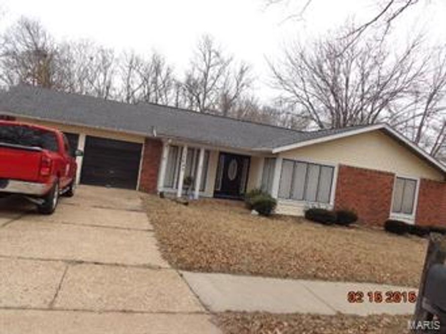 Nice ranch house with 2 beds/2.5 baths, over 1600 sq ft, needs a little TLC. Possible short sale. SpecialListingConditions: Short Sale