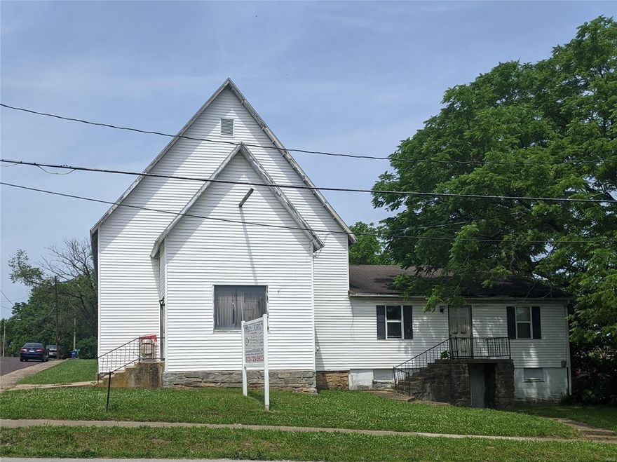 Great opportunity for investors and entrepreneurs alike. Spacious commercial building with an apartment that has it's own private entrance. Was once used for church gathering, and Karate dojo.  Below the apartment is an unfinished basement. The potential uses for this property are endless. Located on a corner lot in the downtown area. Come see it today! Location: Downtown