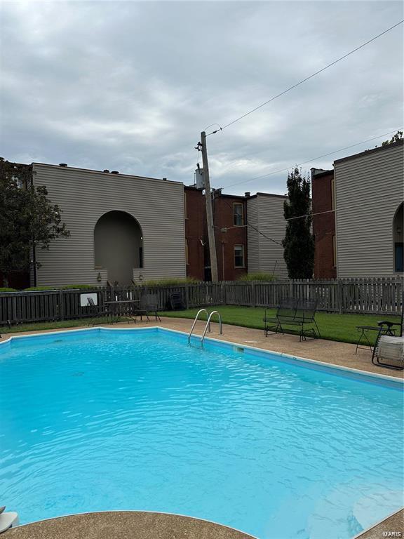 St Louis, Missouri 63108, United States, 2 Bedrooms Bedrooms, ,3 BathroomsBathrooms,Residential,Pending,31235