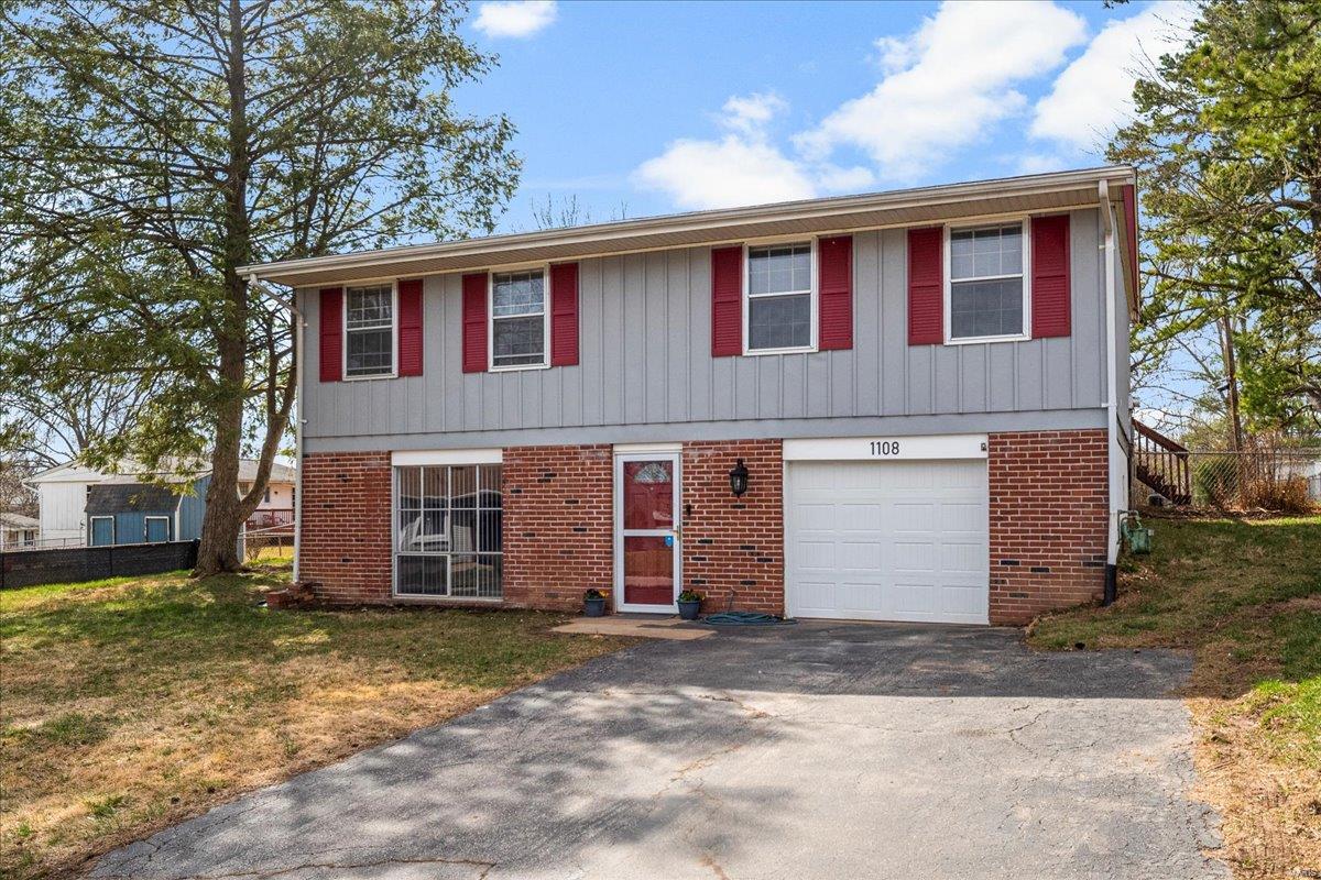 Manchester, Missouri 63011, United States, 3 Bedrooms Bedrooms, ,2 BathroomsBathrooms,Residential,Pending,90458