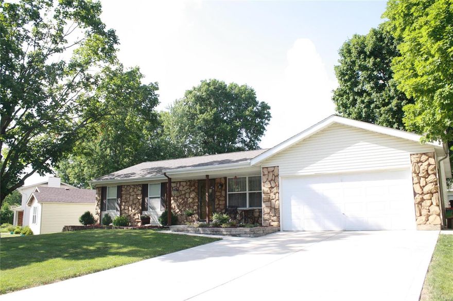 **NO SHOWINGS UNTIL OPEN HOUSE 6-24-18 from 11-1!
Welcome Home! Don't miss out on this well-cared-for home located in the quiet Cave Springs Estates Subdivision! Come see its newly updated kitchen with all stainless steel appliances and new floors. It opens up to a cozy living room with a wood burning fireplace. As you walk down the hallway you will notice 3 very nice size bedrooms with a full bath in the master! It has finished basement with a half bath and a full size wet bar.
This house is a must see and wont last long!