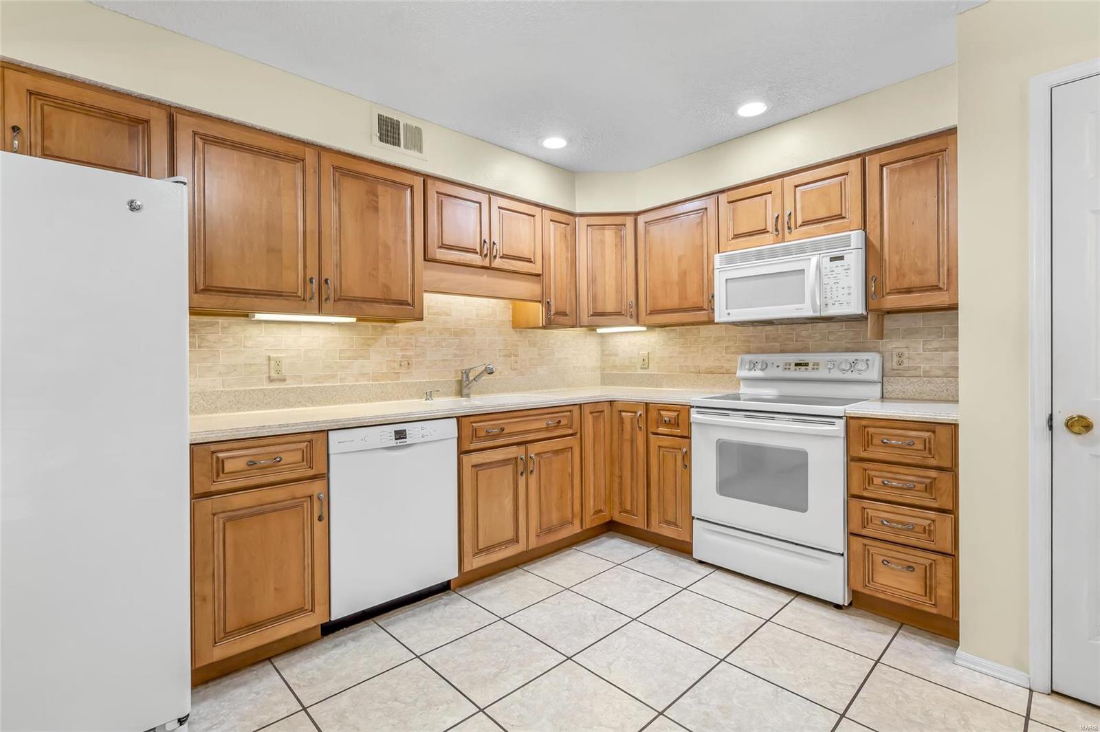 Kirkwood, Missouri 63122, United States, 2 Bedrooms Bedrooms, ,2 BathroomsBathrooms,Residential,Pending,13512