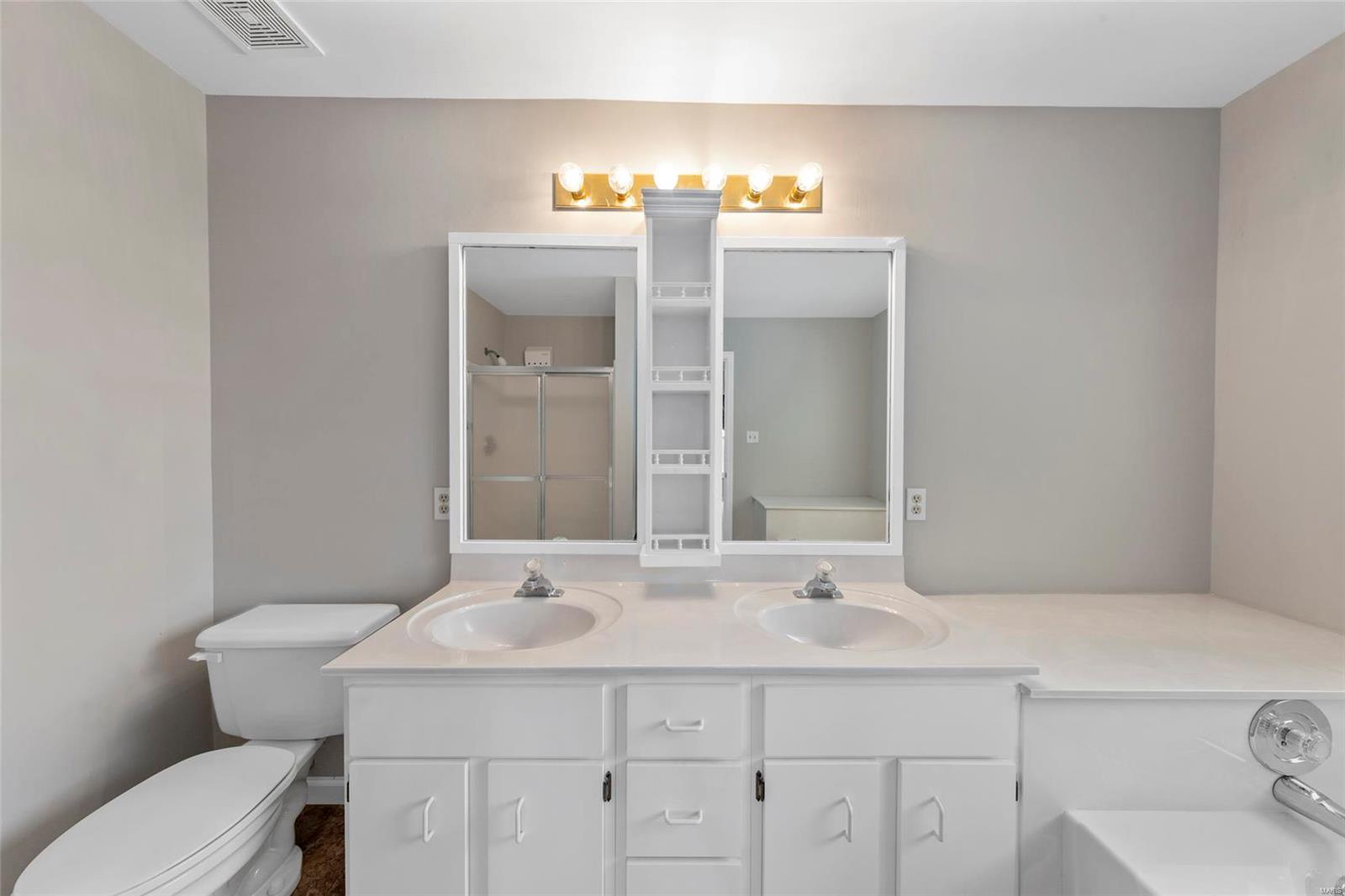 Country Crossing Manor - Residential