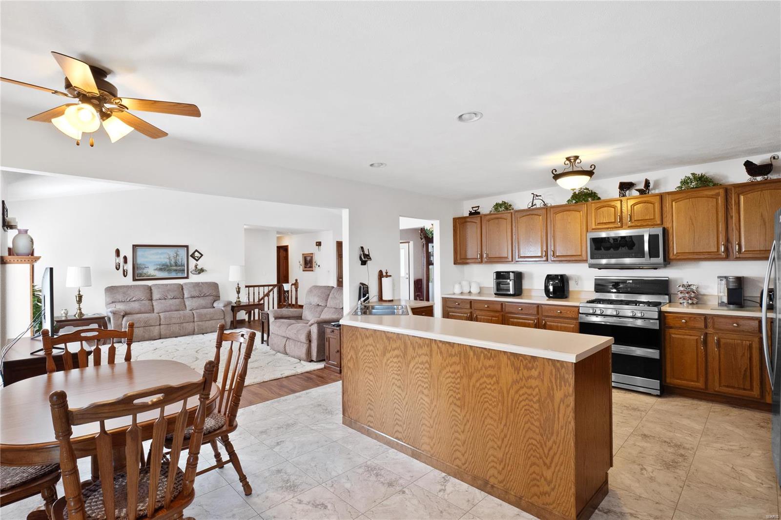 Waterloo, Illinois 62298, United States, 3 Bedrooms Bedrooms, ,3 BathroomsBathrooms,Residential,Pending,26307