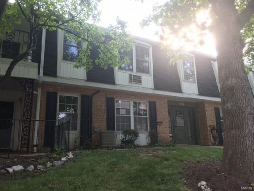 Great opportunity for a one bedroom first floor unit. This condo features a kitchen, dining room, family room and bedroom.  Private covered patio, washer and dryer hook up in unit.  The complex offers a pool and club house.  Great location with easy access to interstate 55 and downtown.  Make your appointment today. SpecialListingConditions: Foreclosure Location: Ground Level
