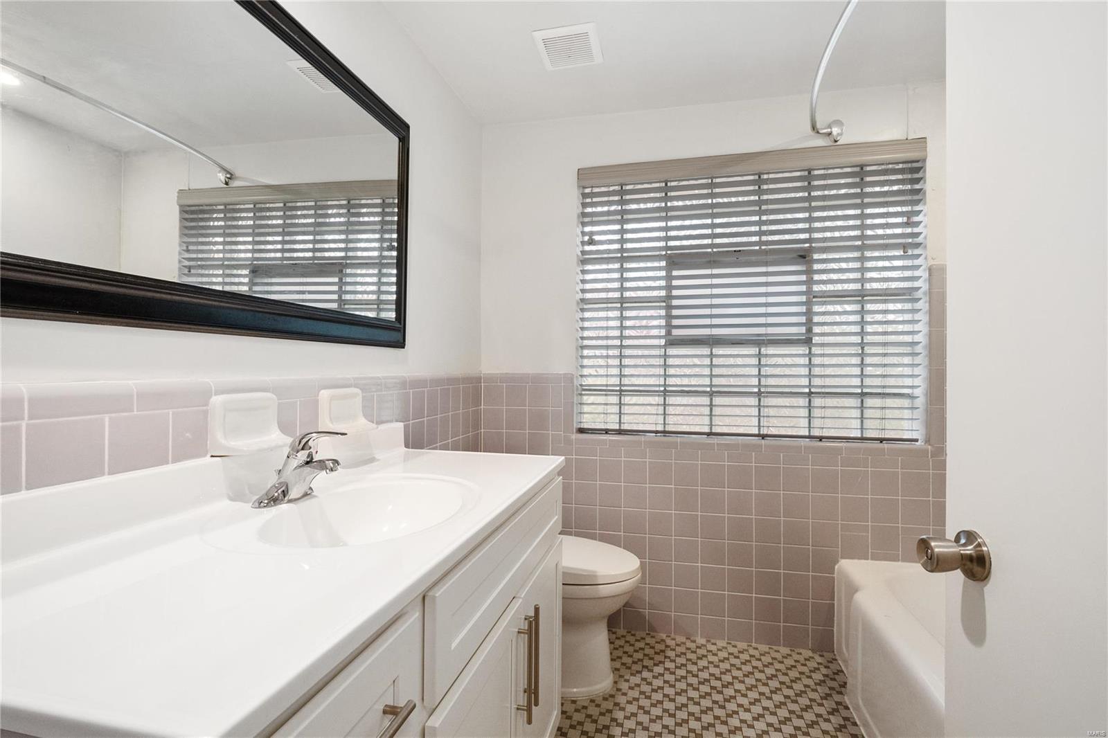 Ferguson, Missouri 63135, United States, 2 Bedrooms Bedrooms, ,1 BathroomBathrooms,Residential,Pending,34424