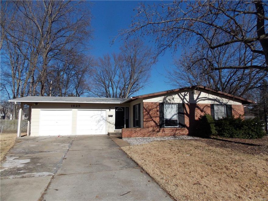 Check out the square footage this home has to offer for this price!  The home has a huge addition that includes the breakfast room and large family room with stone fireplace.  The home offers hardwood flooring and ceramic flooring thruout.   The kitchen has been remodeled with 42" cabinets, granite counter tops and all appliances (stainless steel) are in place.  There is a breakfast bar and plenty of storage and counter space besides a pantry.  Six panel doors thruout and two baths have been remodeled.  The home has a dining room as well as a large living room. Ceiling fans throut this open floor plan.  The electric panel has been updated as well as the furnace and water heater.  The house sits on the cul-de-sac portion of Jackson so it is very private.  This is a lot of home for the money - come see for yourself!
