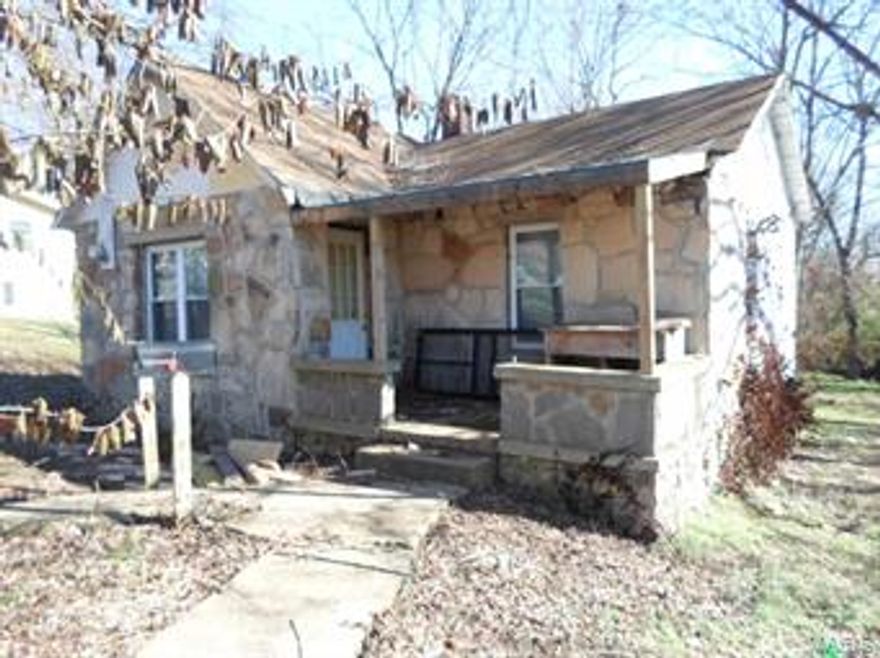 One Bedroom, 1 bath bungalow, with fresh paint, floor coverings, remodeled bath & kitchen. With-in walking distance of historical Doniphan Court House and beautiful   Current River.