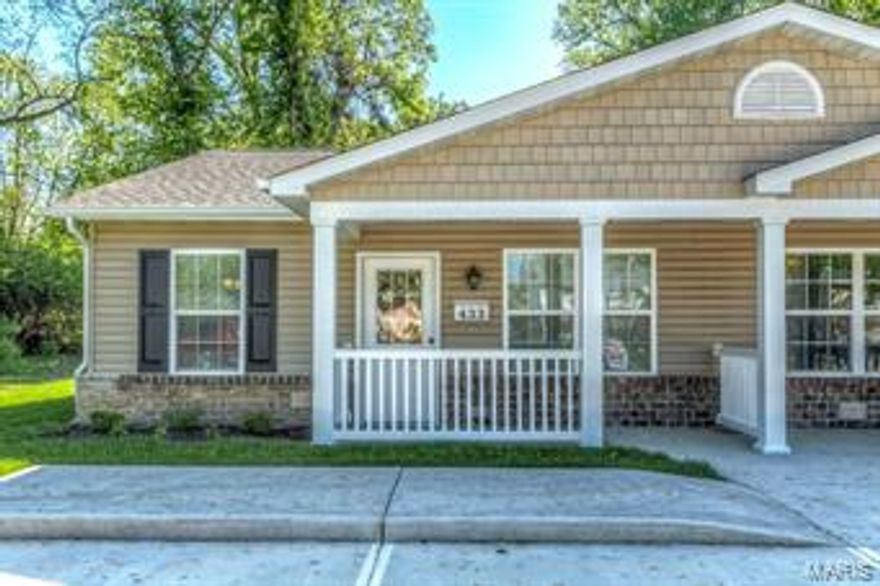 Beautiful display Villas offering $5,000 in incentives and closing costs! Affordable living offers very open floor plan with living room, dining room and kitchen.  Lovely amenities.  2 Bedrooms and 1 large full bath with laundry area.  Homes are Energy Star efficient!  Save up to 30% on utilities!  Handicapped accessible.  Fabulous location near highways, schools, shopping and restaurants!  Make an appointment today to see us!  (note: pictures do not reflect this unit). Location: Ground Level