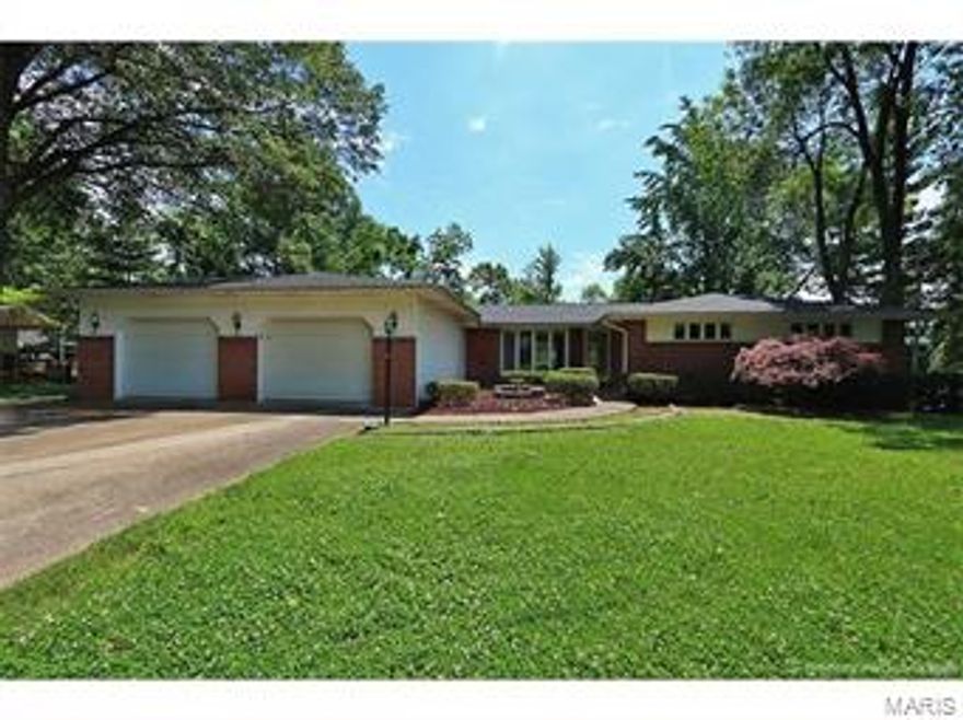 Three bedrooms, three bath ranch in very desirable private neighborhood.  Newer cabinets and granite in the kitchen.  Bathrooms recently remodeled.  Hardwood floors, three fireplaces, two family room, large deck, Tandem garage.