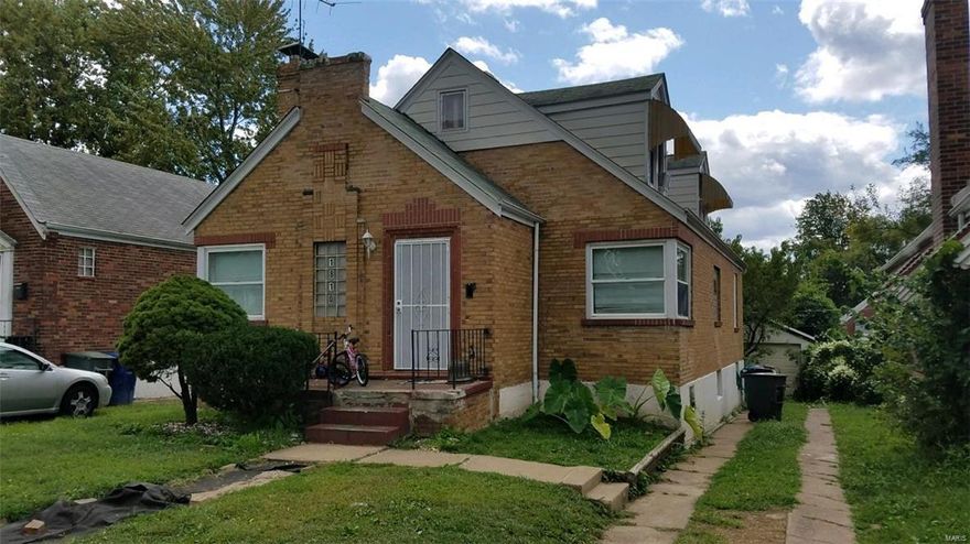 Large family home in stable North City neighborhood. This home features hardwood floors, separate dining room and eat-in kitchen. Two bedrooms on upper level with half bath. Lower level is partially finished. All systems are in good working order. All reasonable offers will be considered.